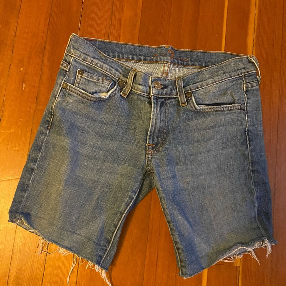 Low rise 2000s cut right above the knee shorts